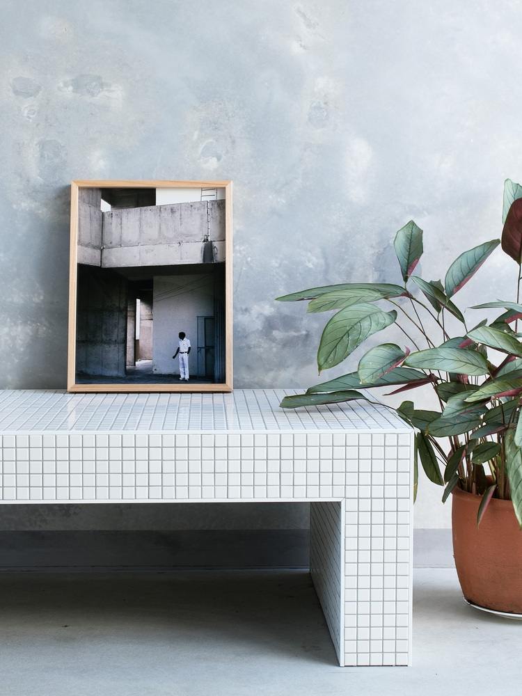 interiér domu s betónovými stenami a stolom s dlaždicovým obložením