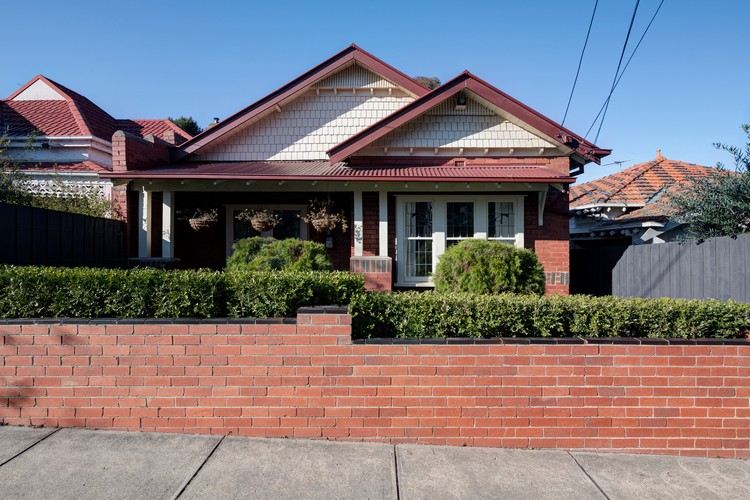 dom so samostatným bytom moderný starý nový tehlová stena tehlová stena čelný pohľad vchod