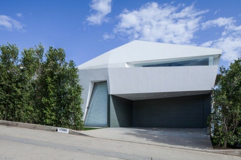 Dom s bielym nábytkom v Malibu od Tighe Architecture dom so zariadením v bielej fasáde garáž strecha balkón príjazdová cesta