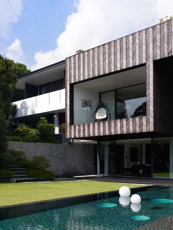 zaujímavá terasa s ležadlami