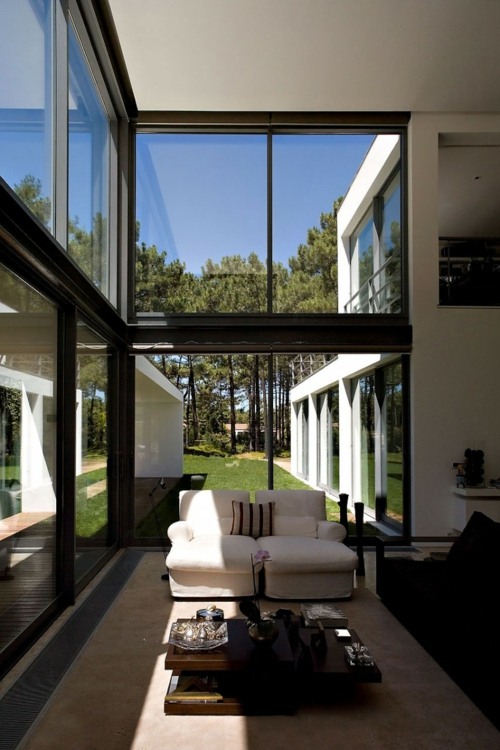 Obývacia časť biela sedacia súprava-konferenčný stolík okno podlaha-strop Obývacia izba biela sedacia súprava-konferenčný stolík