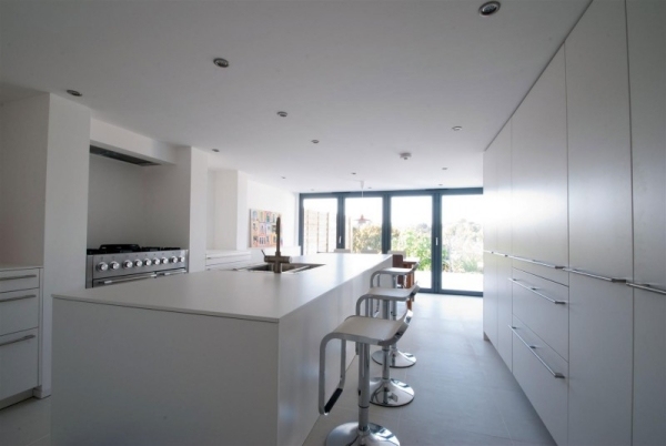 Kuchyňa s ostrovčekovo-bielou kovovou barovou stoličkou
