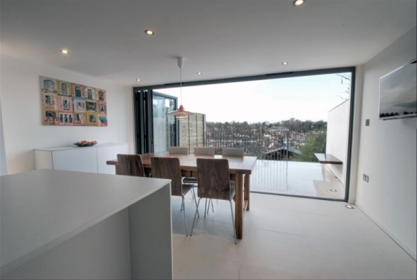 Drevené stoličky s dizajnom sklenenej steny v jedálni s výhľadom na mesto