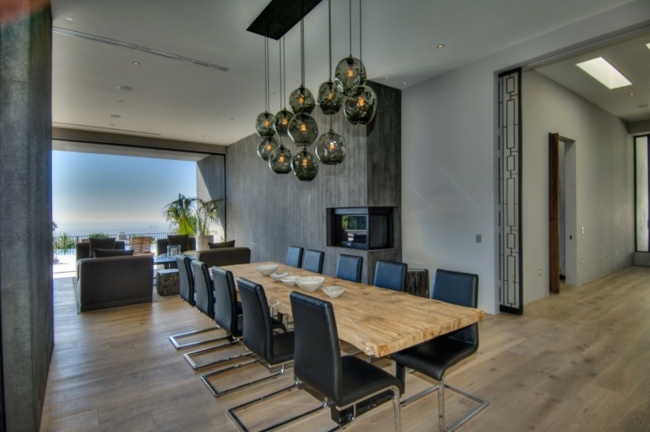 Jedálenský stôl rustikálna drevená závesná lampa zo sklenených kožených stoličiek Drevená závesná lampa sklenené kožené stoličky drevená podlaha