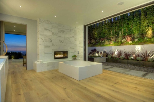 veľkolepý kúpeľňový krb s mramorovým vzhľadom Pozrite sa na kachľový mramorový krb voľne stojaca vaňa