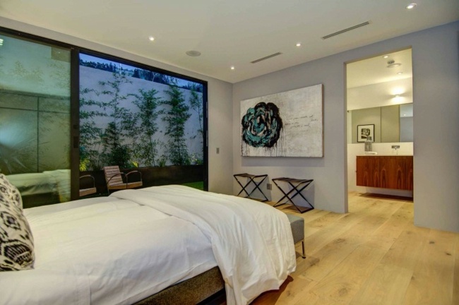 Hosťovská izba Kúpeľňa s moderným dekorom a sklenenými posuvnými dverami záhrada s posuvnými sklenenými dverami v modernom štýle