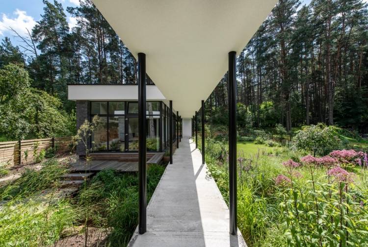 stavba domu so skleneným predným poľom uprostred prírody