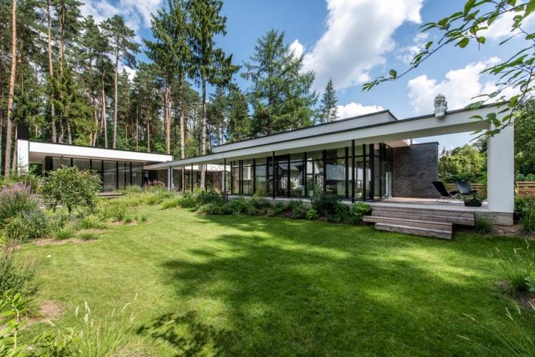 dom s presklenou fasádou pasívneho domu