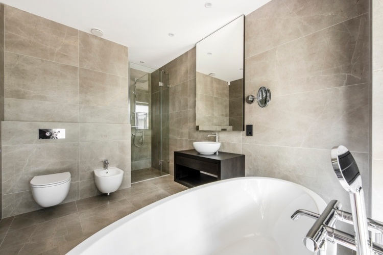 dom so sklenenou čelnou dlažbou veľkoformátová kúpeľňa