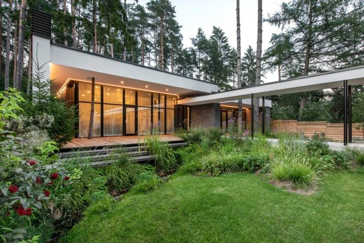 dom so sklenenými prednými schodiskami dizajn trávnatá plocha