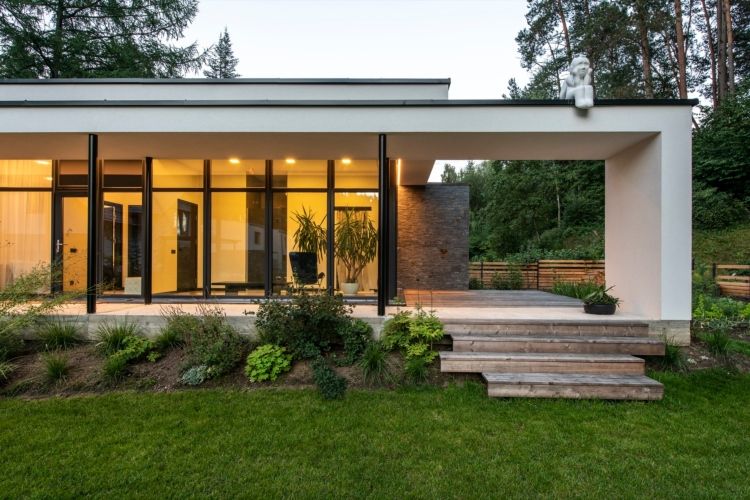 dom so sklenenou prednou vetracou terasovou stenou