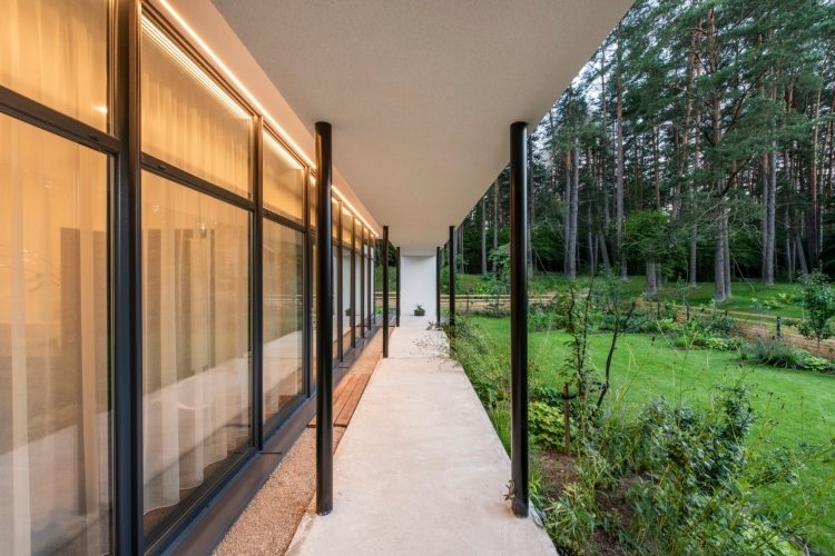 večer sklenený dom