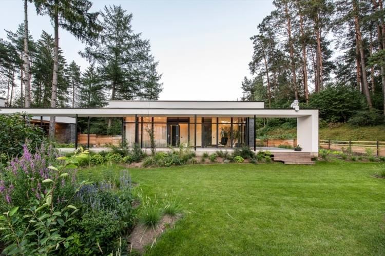 dom so sklenenými prednými schodiskami trávnatá plocha