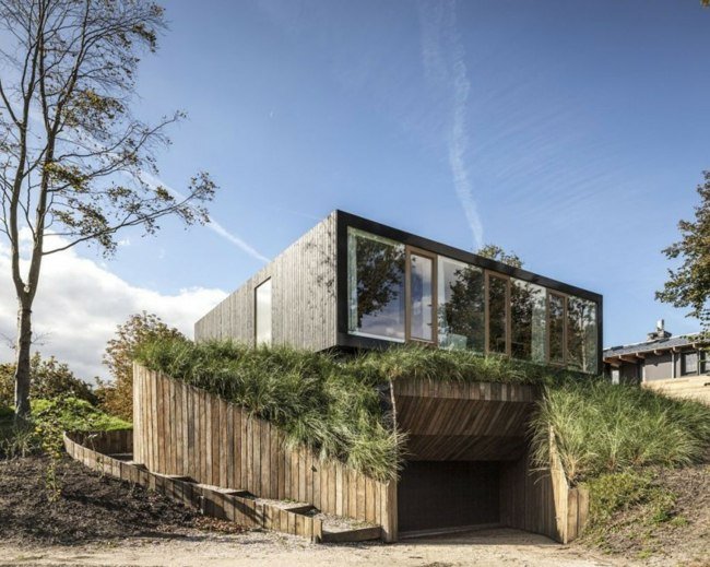 Drevený plot sklenená fasáda modernej minimalistickej architektúry Chata lúka drevený plot presklená fasáda moderná