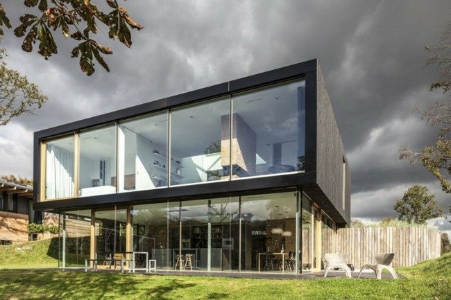 Chata sklenená fasáda dvojpodlažná lúka dvojposchodová lúčna moderná architektúra