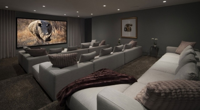 koberec domáceho kina čalúnená sedačka sivé zapustené osvetlenie domáce kino koberec čalúnená sedačka sivé vstavané stropné bodové svetlá