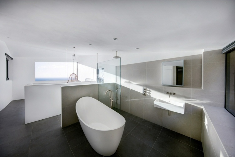 drevo-fasáda-kúpeľňa-vaňa-moderné-umývadlo-konzola-čierne-obklady