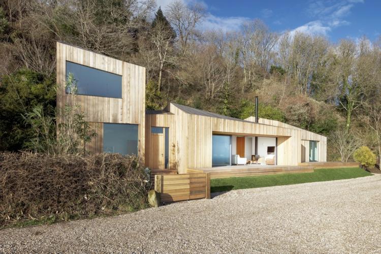 drevený fasádny obklad-smrekovcové dosky-brána-živý plot