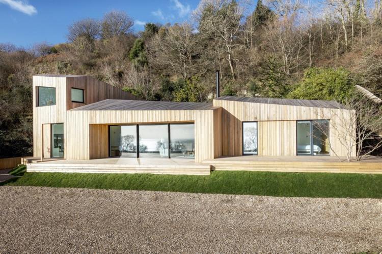 drevo-fasáda-dosky-rekreačný dom-vonkajšia-terasa