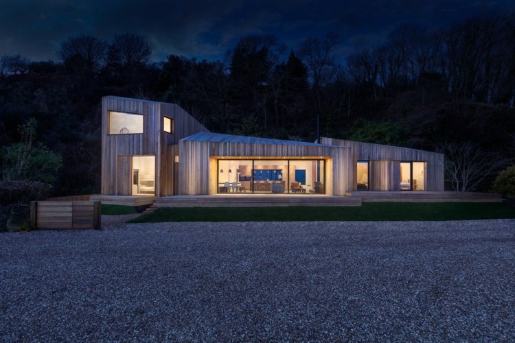 drevo-fasáda-štrk-dizajn-vonkajšia-plocha-šikmá strecha-minimalistická