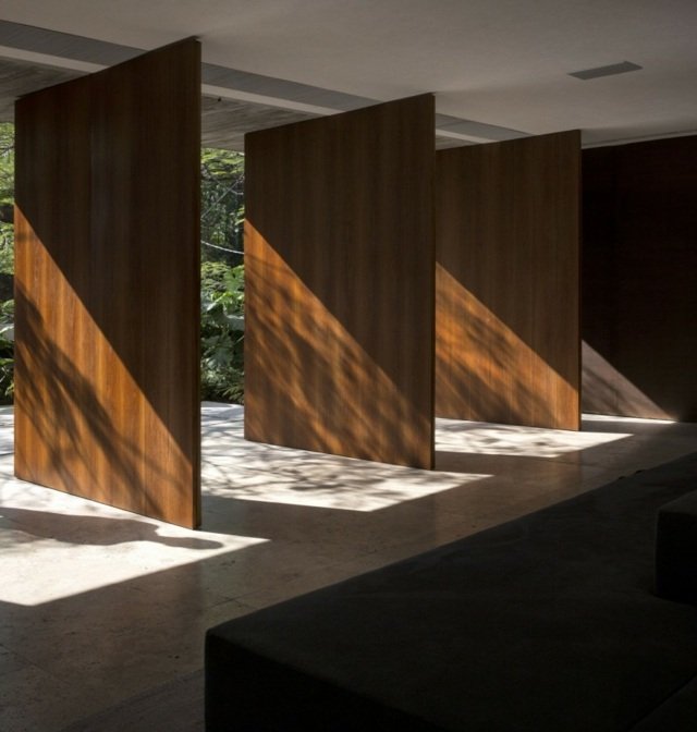 Drevené dvere rotujúca os slnečného tieňa hra betónová podlaha