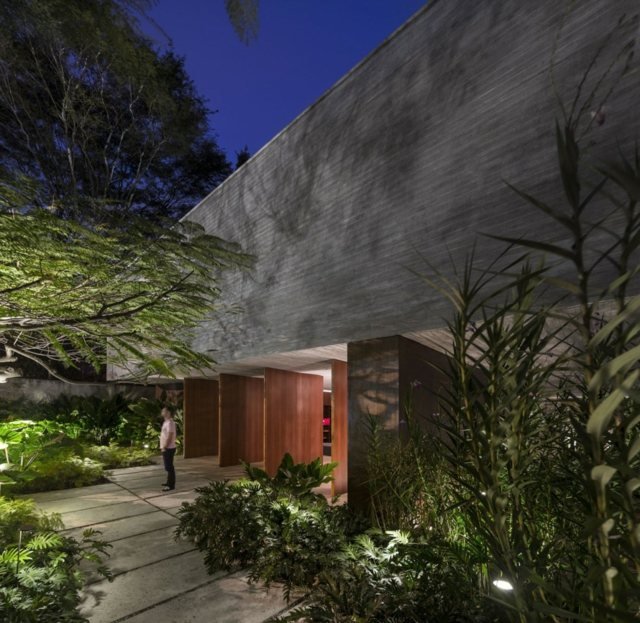 Fasádne stromy rodinného domu vždyzelené rastliny Fasádne stromy vždyzelené rastliny dlažobné kocky