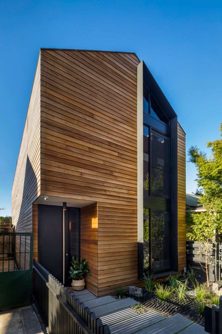 dom s drevenou fasádou drevený obklad oceľové sklo predný vchod drevené lamely plot