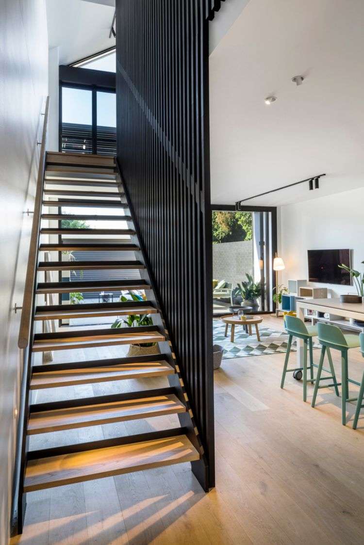 dom s drevenou fasádou drevené obklady schody interiér obývacia izba rerto design