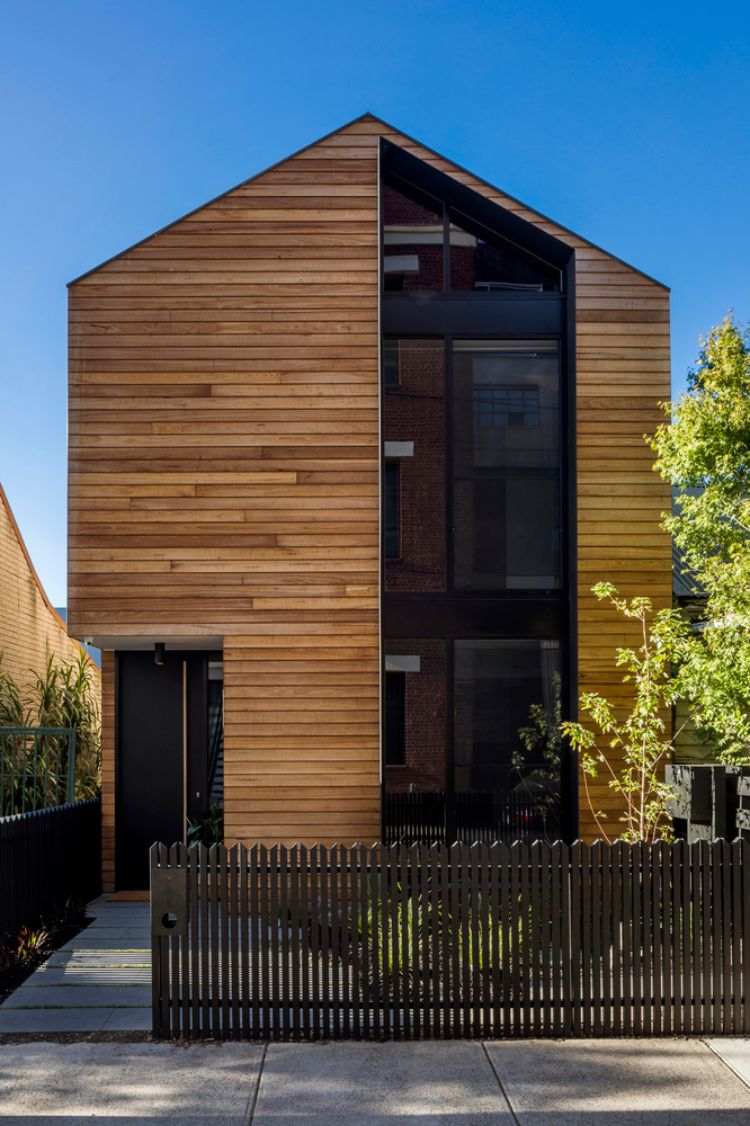 dom s drevenou fasádou drevený obklad oceľové sklo predný vchod plot plot