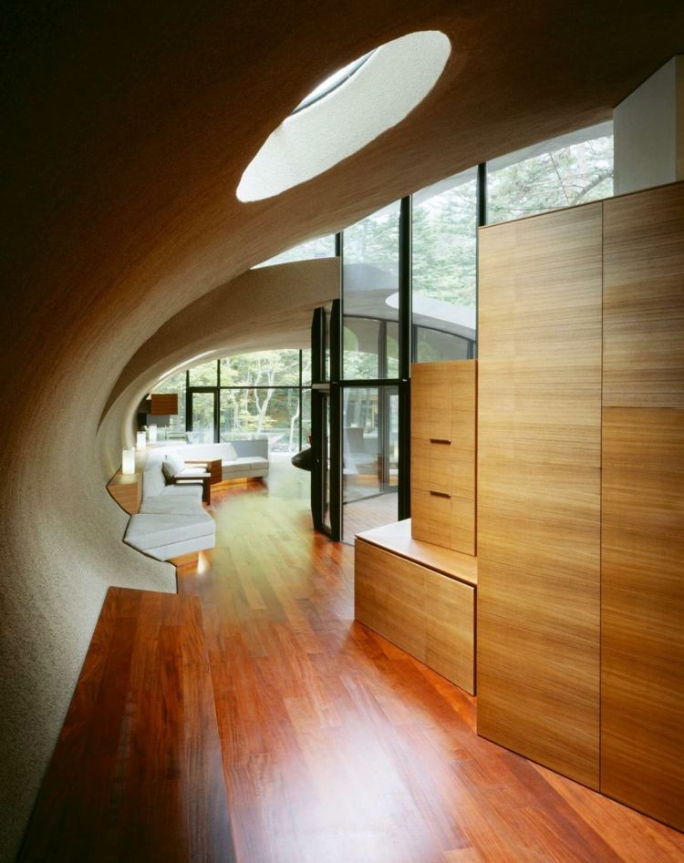 Prirodzené osvetlenie vďaka strešným oknám a čelám okien dom-s-nepriamym-osvetlením-sála-okrúhla-stena-skriňa