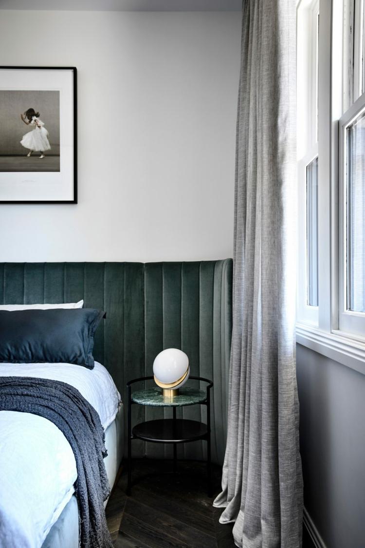 nadčasové zariadenie spální vo francúzskom štýle s elegantnými nočnými lampami