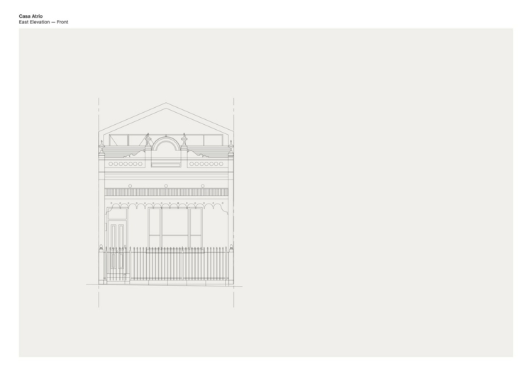 Pohľad spredu na dom s kovaným zábradlím a viktoriánskymi akcentmi