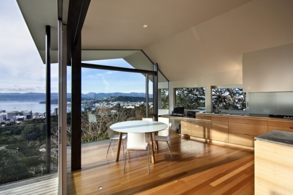 Jedáleň so sklenenou stenou a drevenou podlahou zapustené svetlá