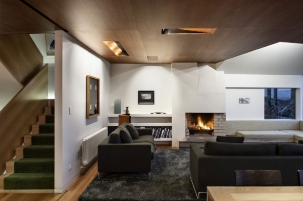 Obývacia izba zariadená krbovou sedacou súpravou-čierny koberec