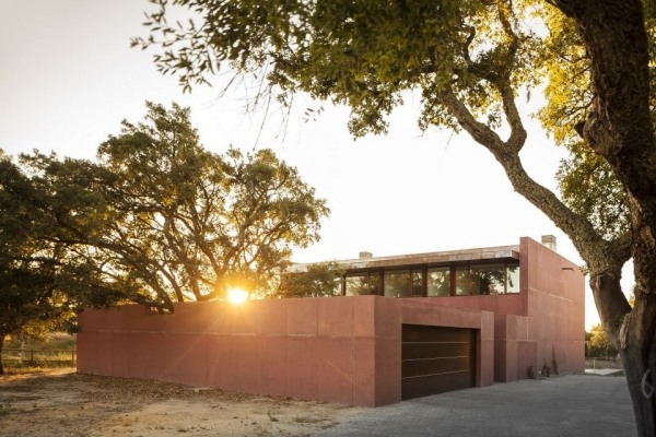 dom s minimalistickou architektúrou na portugalskom slnku