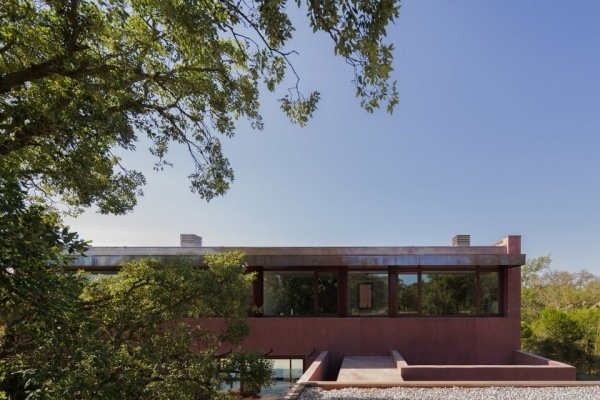 dom minimalistická architektúra v portugalskom dubovom lese