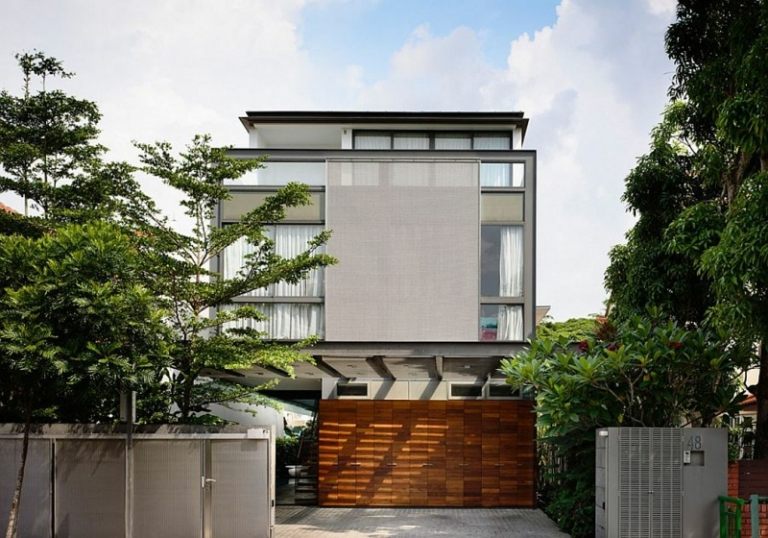 Dom s modernými nápadmi do interiéru od Hyla Architects dom s modernými nápadmi interiéru sivá fasáda príjazdová cesta garáž Singapur