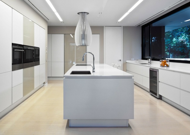 Moderná kuchyňa domu v bielej a béžovej farbe dom moderné točité schodisko kuchynské skrinky biely digestor