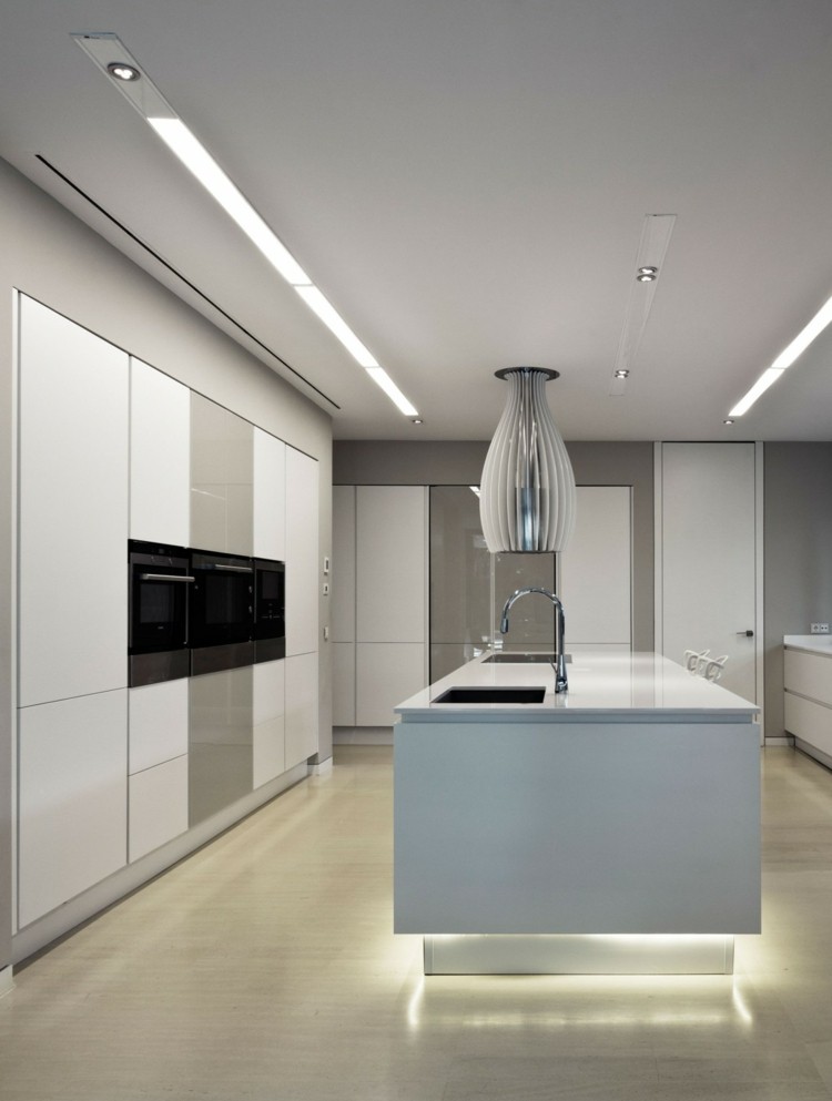 Moderná kuchyňa je vyrobená z vysokého lesku a má nepriame osvetlenie dom moderné točité schodisko kuchyňa ostrov osvetlenie podlaha nepriama biela