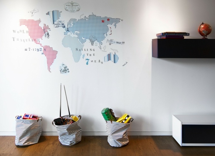 Moderný dizajn v detskej izbe domu so zaujímavou nástennou maľbou dom moderné točité schodisko nástenná mapa nízka doska detská izba