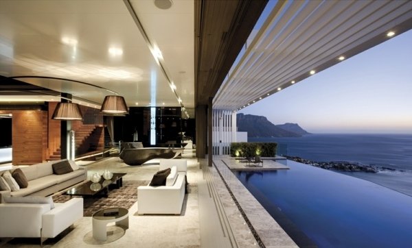 Dom s bazénovou sklenenou fasádou Sklenená fasáda domu s bazénom