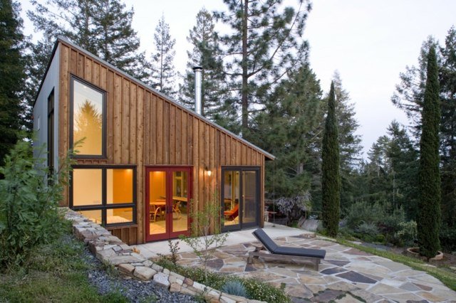 Fasádny okenný strop s modernou kamennou terasou