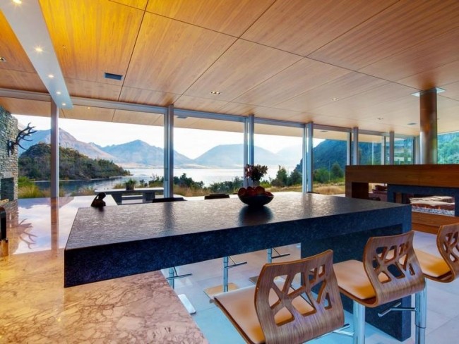 jedálenský stôl na doske, výhľad na jazero na Novom Zélande