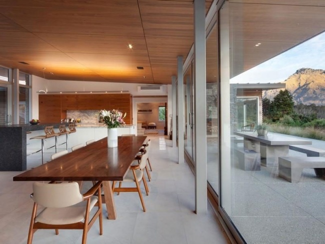 jedálenský kút drevený nábytok dom výhľad na jazero na Novom Zélande