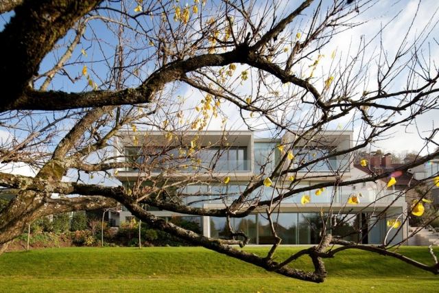 moderný rodinný dom v záhrade orientovanej na svah moderný-rodinný dom-stráň-vyrovnanie-záhrada