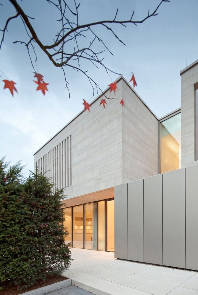 moderný rodinný dom sklenený alu obklad z prírodného kameňa moderný-rodinný dom-sklo-hliník-prírodný kameň-obklad