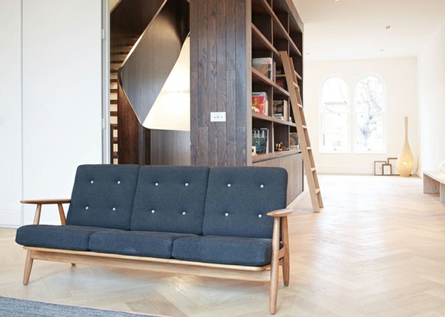 polica na stenu svetlá farba trojmiestny koberec parkety