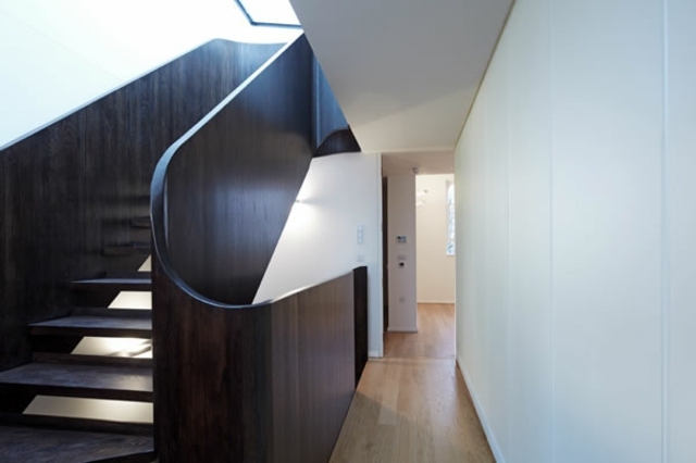 Dizajnové zábradlie z bieleho dreva s dizajnom zábradlia