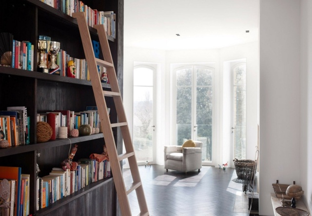 útulný kútik na čítanie veľké okno balkónové sklenené zábradlie