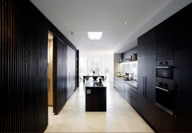 Podlahy vo farbe dreva, kamenné obklady, posuvné dvere, kúpeľňa